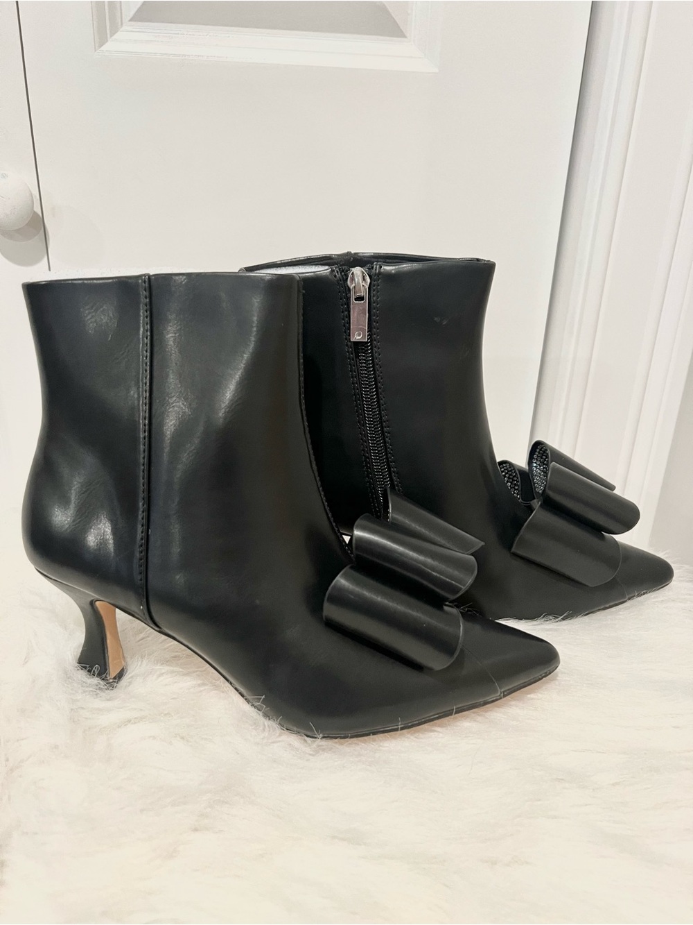 Coutgo Women's Black Leather Bow Ankle Boots